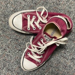 Unisex Converse sneakers men’s size 4/women’s size 6. Gently used condition